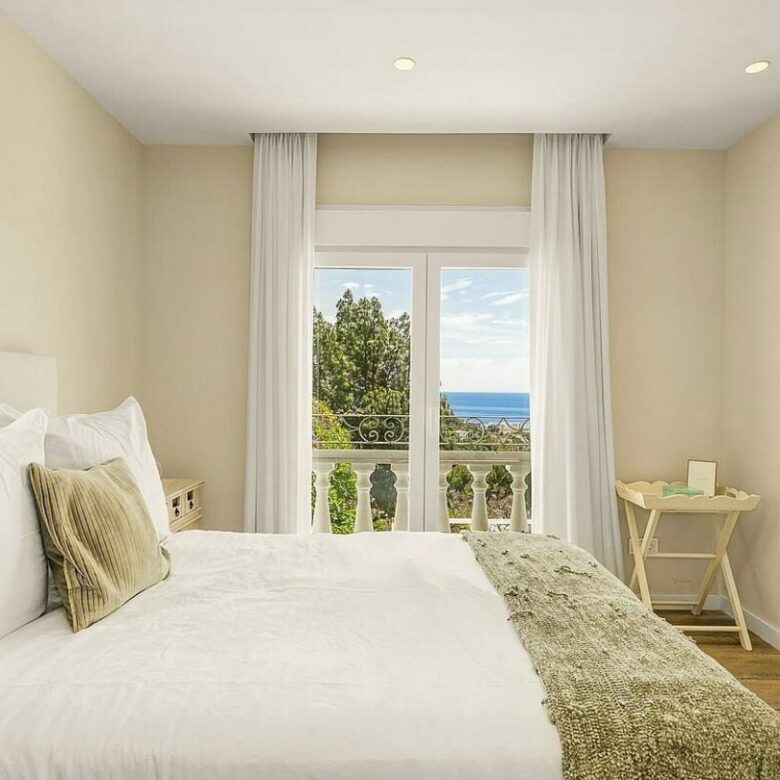 Elevated villa with panoramic sea views and pool in La Montua, Marbella