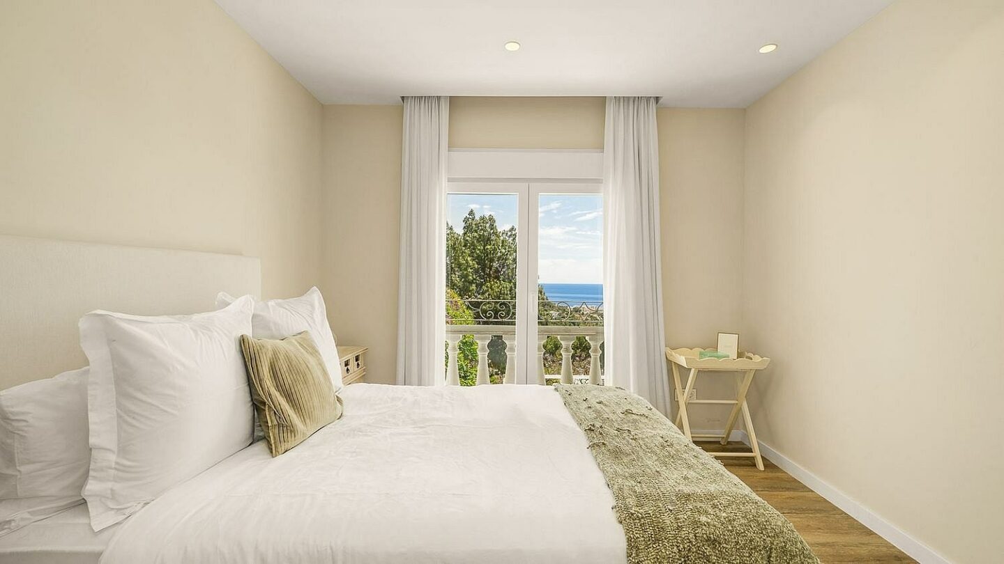 Elevated villa with panoramic sea views and pool in La Montua, Marbella