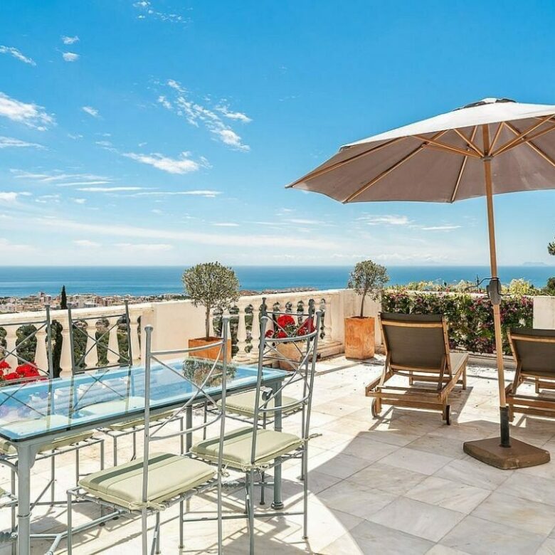 Elevated villa with panoramic sea views and pool in La Montua, Marbella