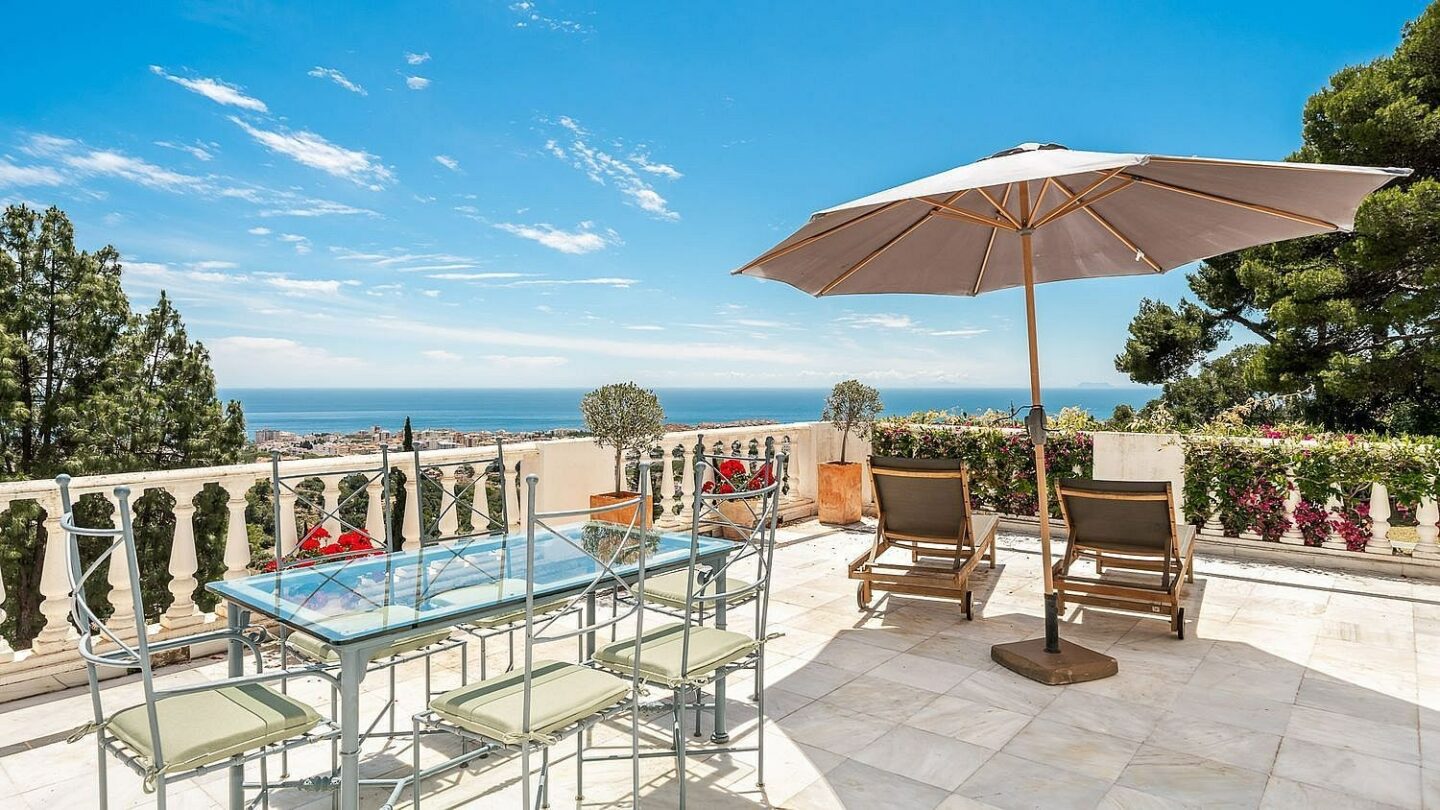 Elevated villa with panoramic sea views and pool in La Montua, Marbella