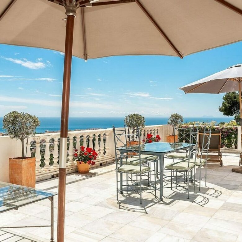 Elevated villa with panoramic sea views and pool in La Montua, Marbella