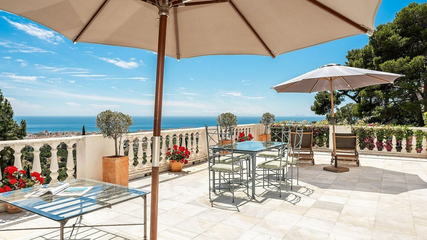 Elevated villa with panoramic sea views and pool in La Montua, Marbella