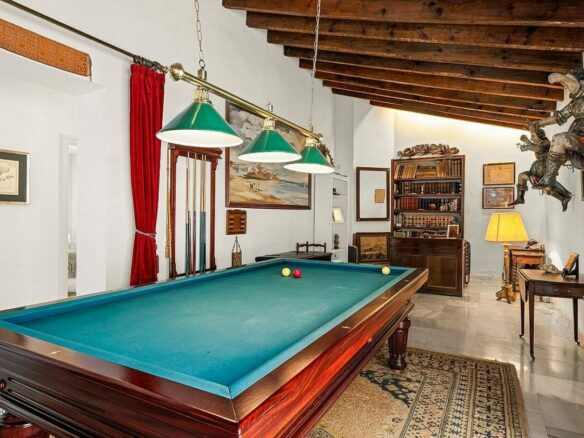 Elevated villa with panoramic sea views and pool in La Montua, Marbella