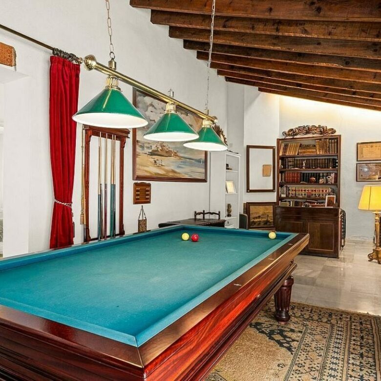 Elevated villa with panoramic sea views and pool in La Montua, Marbella