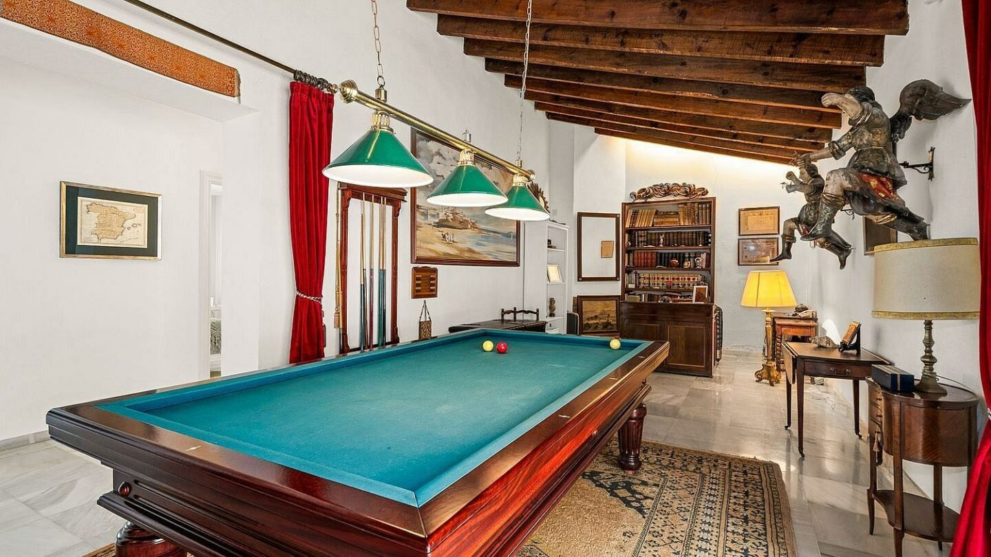 Elevated villa with panoramic sea views and pool in La Montua, Marbella