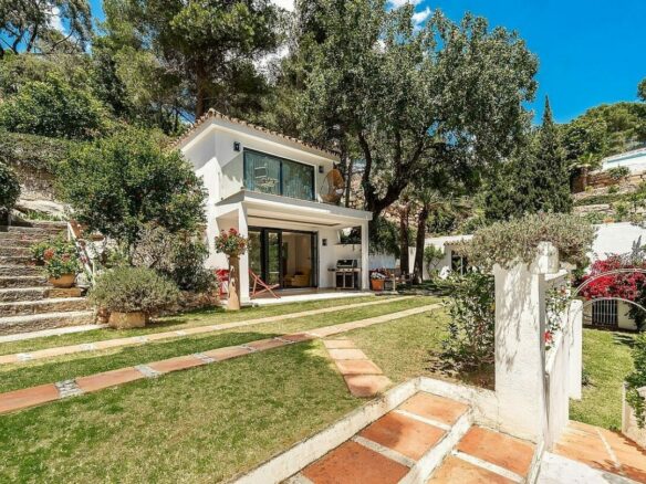 Elevated villa with panoramic sea views and pool in La Montua, Marbella