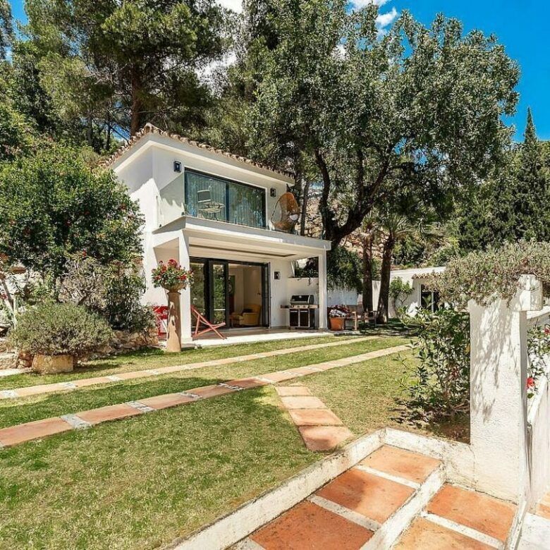 Elevated villa with panoramic sea views and pool in La Montua, Marbella