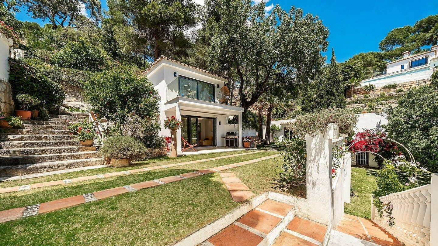 Elevated villa with panoramic sea views and pool in La Montua, Marbella