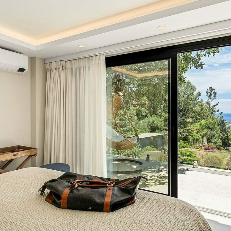 Elevated villa with panoramic sea views and pool in La Montua, Marbella
