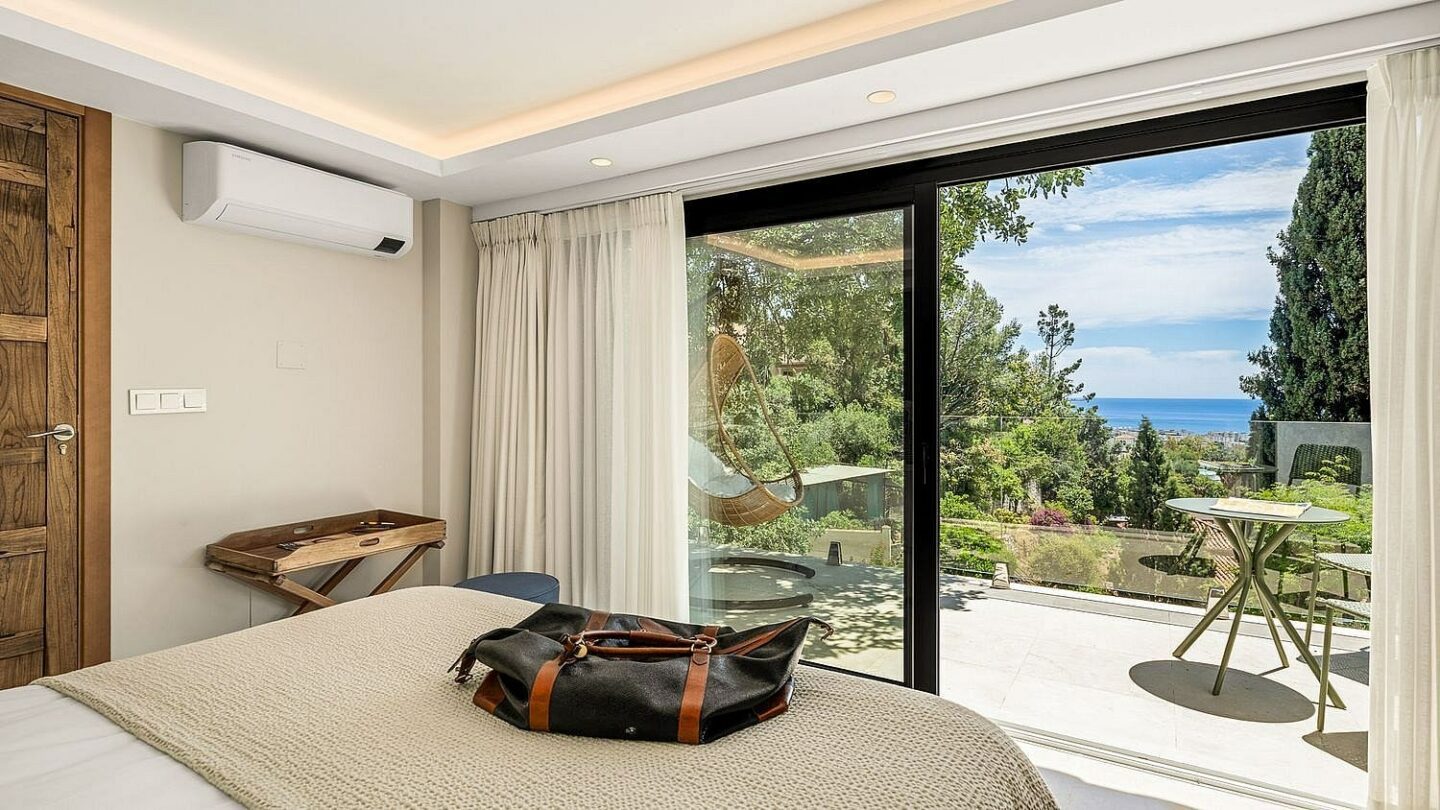 Elevated villa with panoramic sea views and pool in La Montua, Marbella