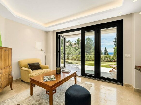 Elevated villa with panoramic sea views and pool in La Montua, Marbella