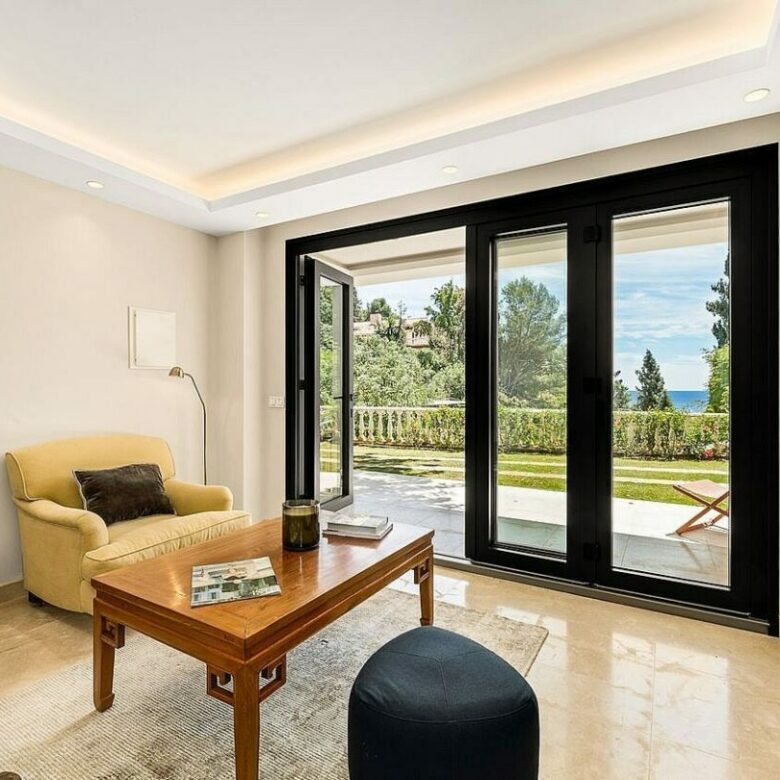Elevated villa with panoramic sea views and pool in La Montua, Marbella
