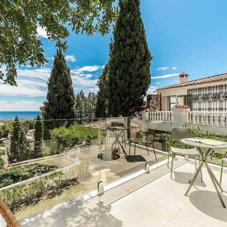 Elevated villa with panoramic sea views and pool in La Montua, Marbella