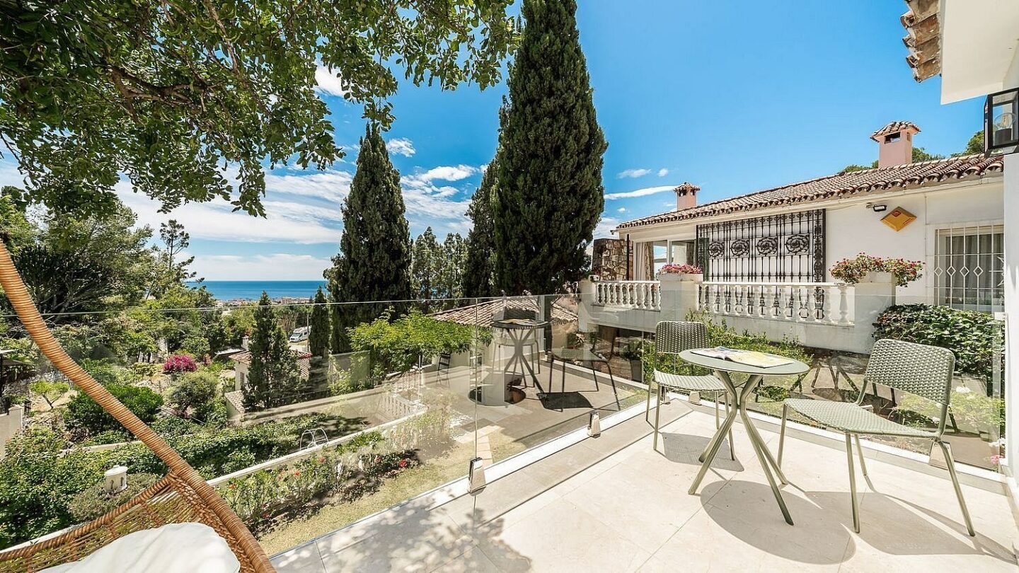 Elevated villa with panoramic sea views and pool in La Montua, Marbella