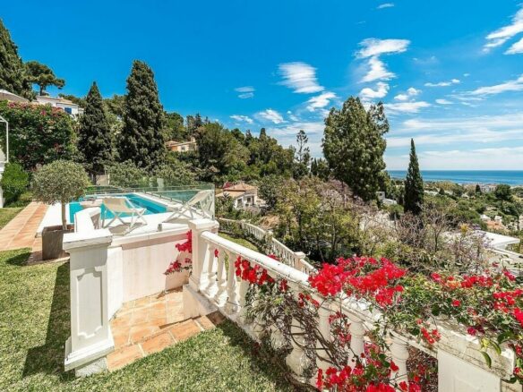 Elevated villa with panoramic sea views and pool in La Montua, Marbella