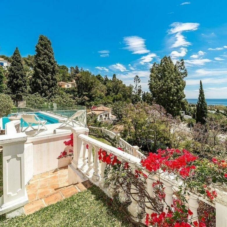 Elevated villa with panoramic sea views and pool in La Montua, Marbella