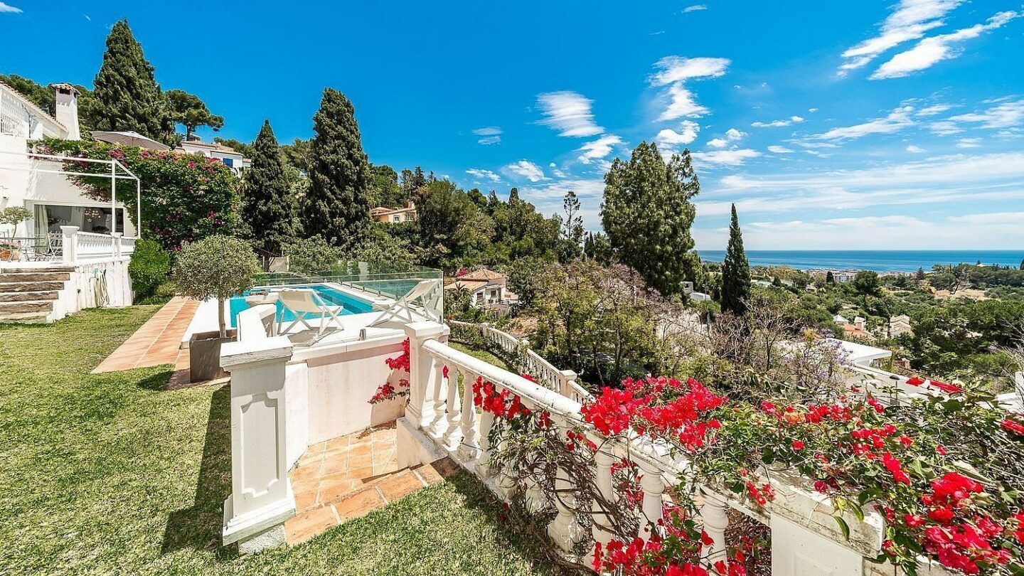 Elevated villa with panoramic sea views and pool in La Montua, Marbella