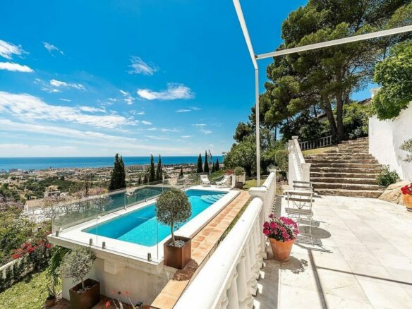 Elevated villa with panoramic sea views and pool in La Montua, Marbella