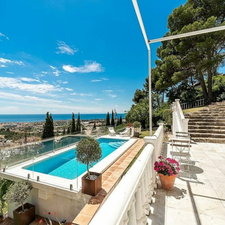 Elevated villa with panoramic sea views and pool in La Montua, Marbella