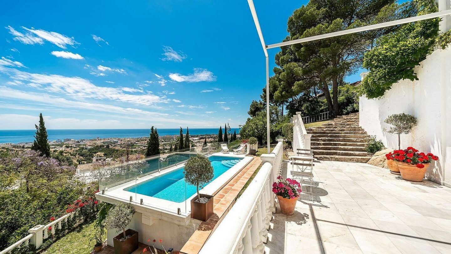 Elevated villa with panoramic sea views and pool in La Montua, Marbella