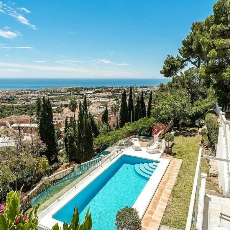 Elevated villa with panoramic sea views and pool in La Montua, Marbella