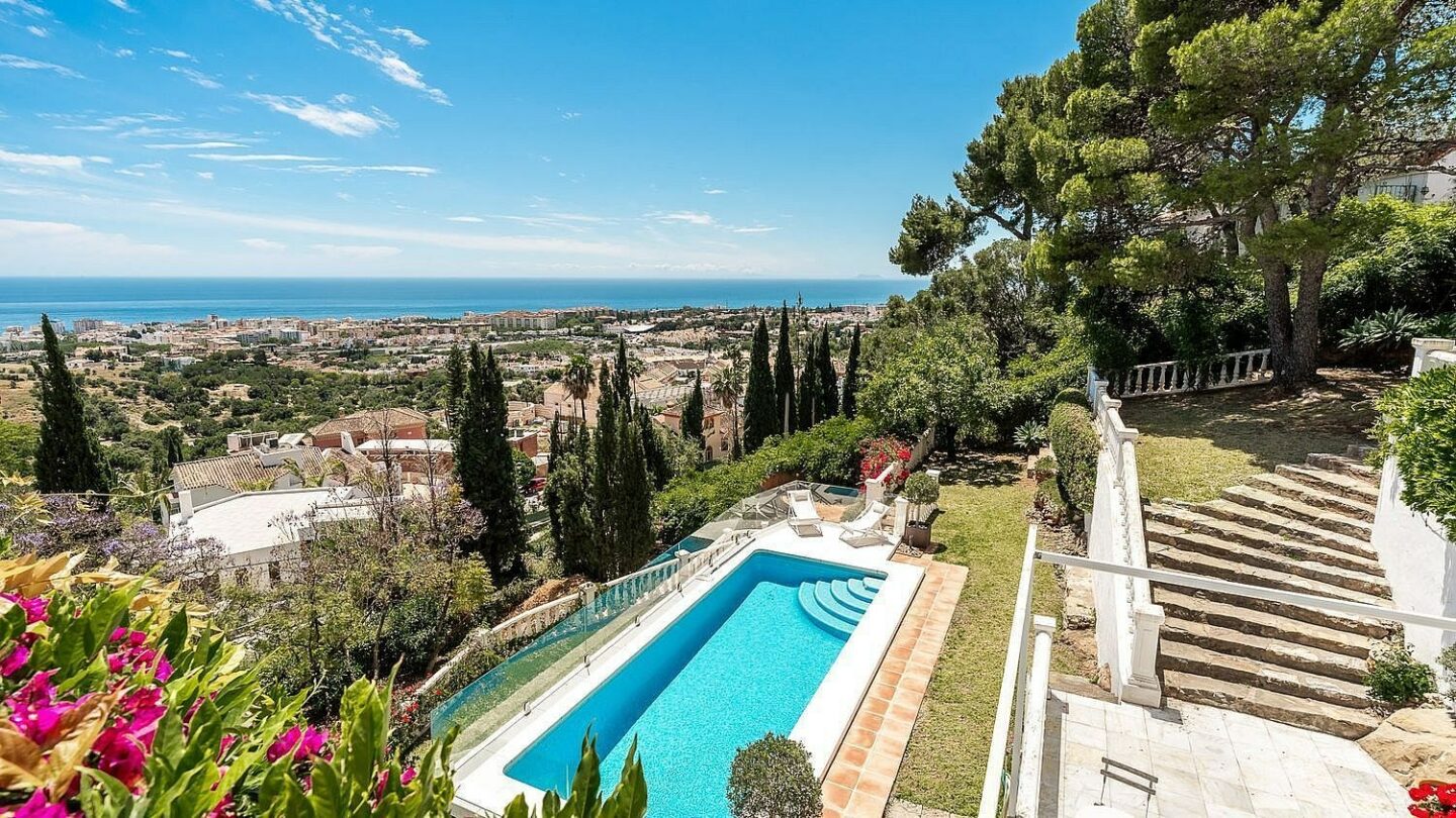 Elevated villa with panoramic sea views and pool in La Montua, Marbella