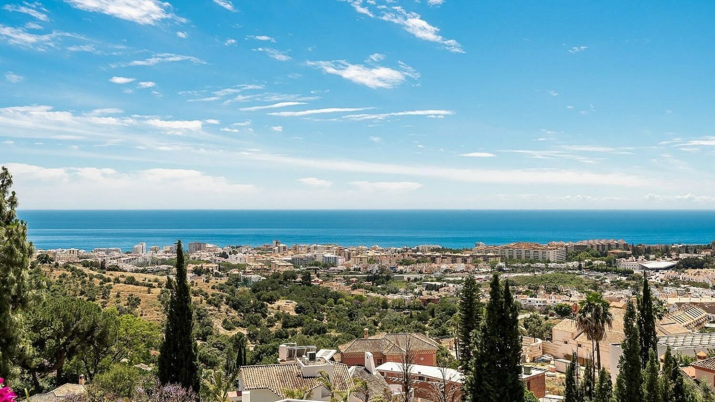 Elevated villa with panoramic sea views and pool in La Montua, Marbella