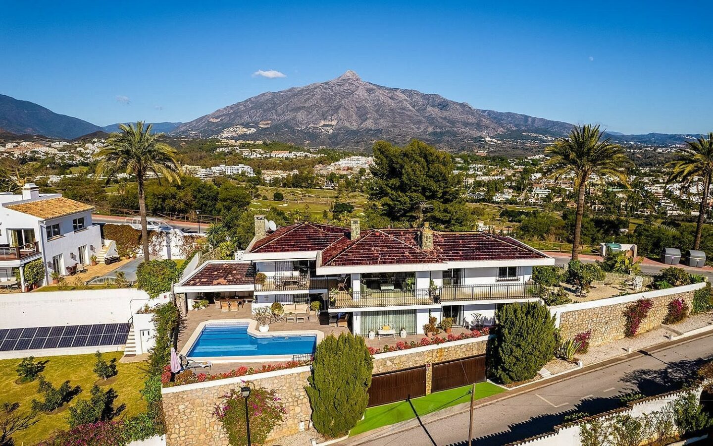 Elevated villa with panoramic sea and golf views in Nueva Andalucia, Marbella