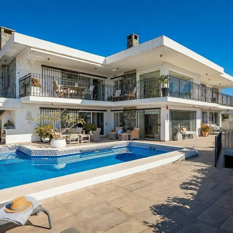 Elevated villa with panoramic sea and golf views in Nueva Andalucia, Marbella
