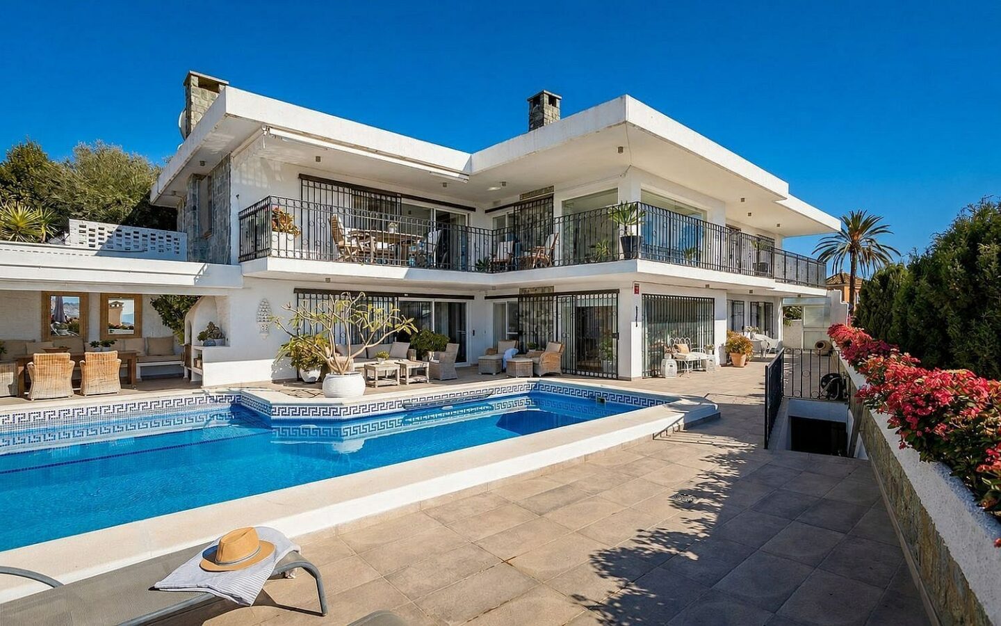 Elevated villa with panoramic sea and golf views in Nueva Andalucia, Marbella
