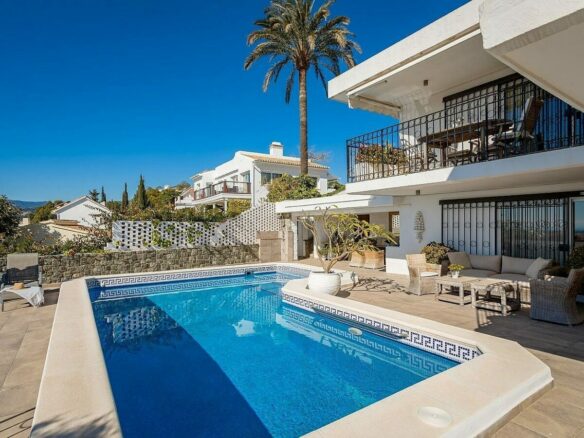 Elevated villa with panoramic sea and golf views in Nueva Andalucia, Marbella