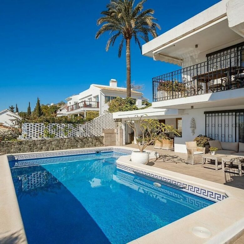Elevated villa with panoramic sea and golf views in Nueva Andalucia, Marbella