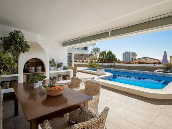 Elevated villa with panoramic sea and golf views in Nueva Andalucia, Marbella