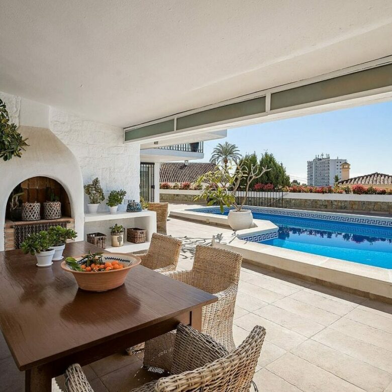 Elevated villa with panoramic sea and golf views in Nueva Andalucia, Marbella