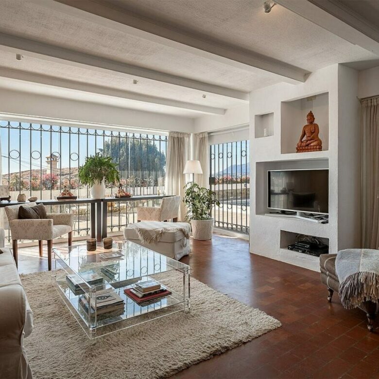 Elevated villa with panoramic sea and golf views in Nueva Andalucia, Marbella