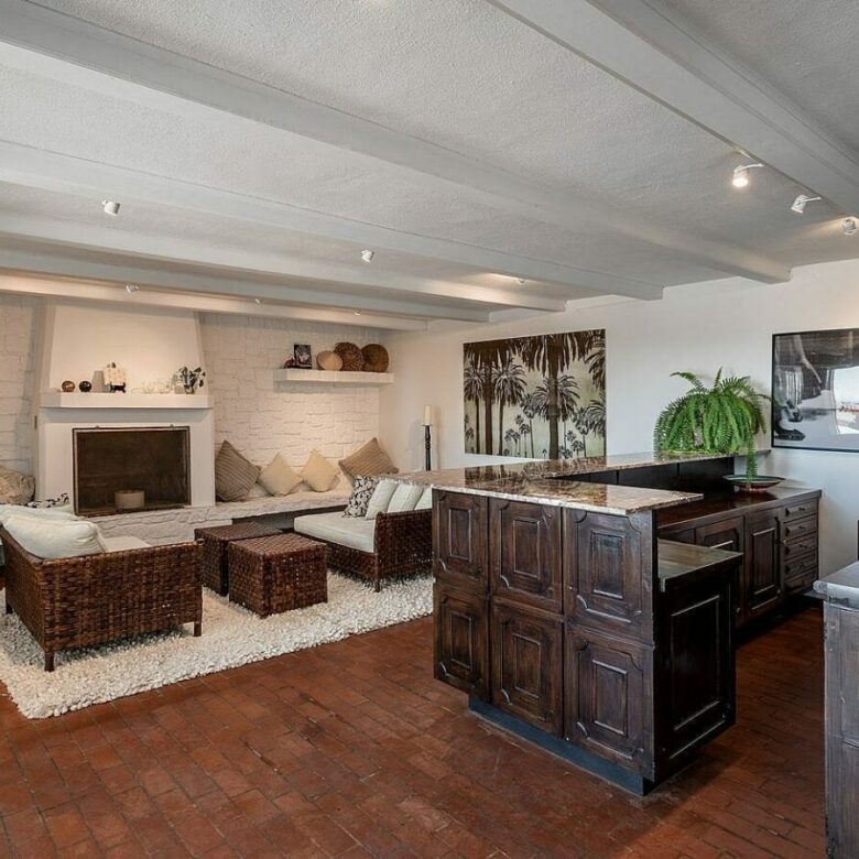 Elevated villa with panoramic sea and golf views in Nueva Andalucia, Marbella