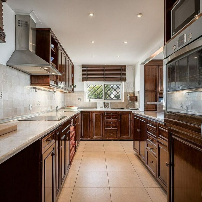 Elevated villa with panoramic sea and golf views in Nueva Andalucia, Marbella