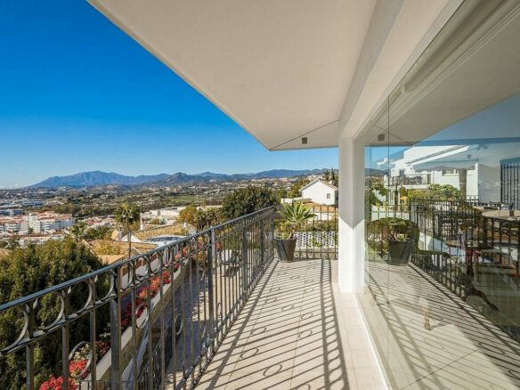 Elevated villa with panoramic sea and golf views in Nueva Andalucia, Marbella