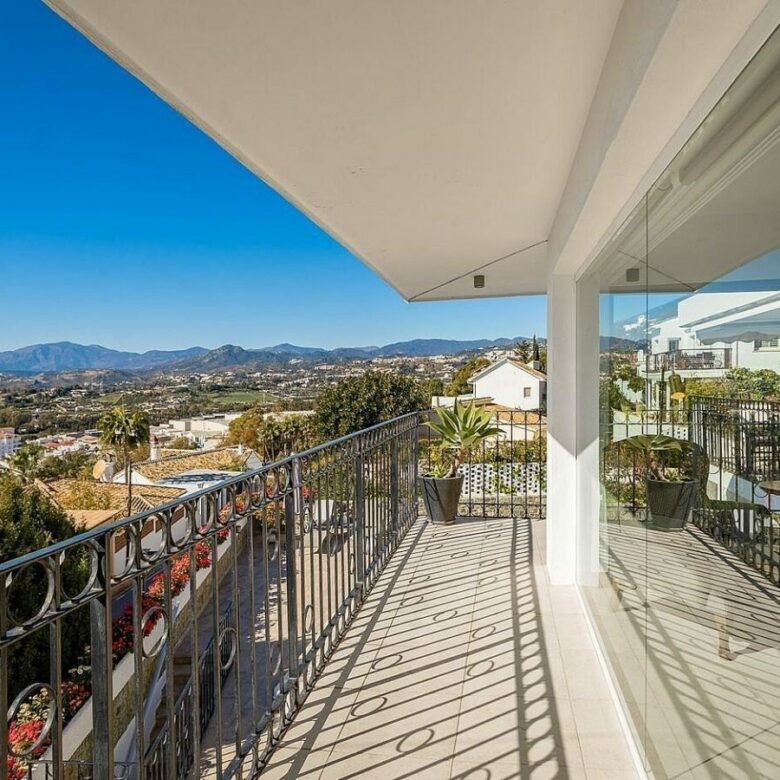 Elevated villa with panoramic sea and golf views in Nueva Andalucia, Marbella
