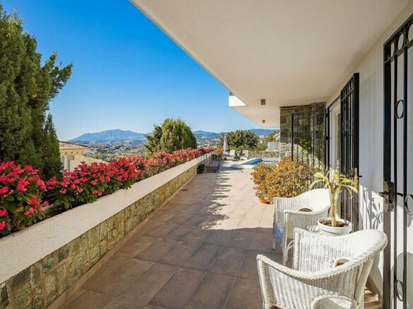 Elevated villa with panoramic sea and golf views in Nueva Andalucia, Marbella
