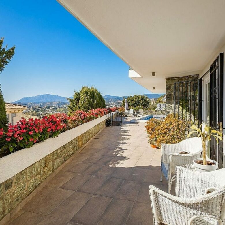 Elevated villa with panoramic sea and golf views in Nueva Andalucia, Marbella