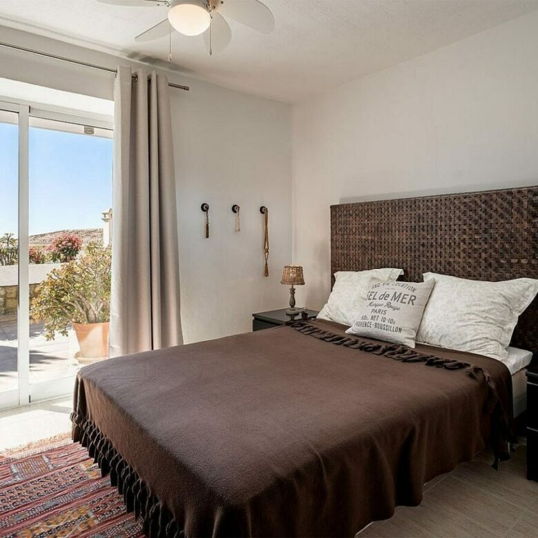 Elevated villa with panoramic sea and golf views in Nueva Andalucia, Marbella