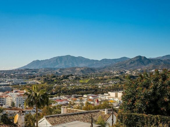 Elevated villa with panoramic sea and golf views in Nueva Andalucia, Marbella