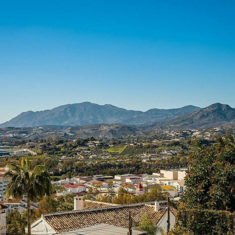 Elevated villa with panoramic sea and golf views in Nueva Andalucia, Marbella