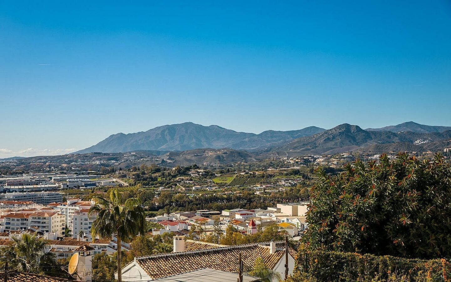 Elevated villa with panoramic sea and golf views in Nueva Andalucia, Marbella