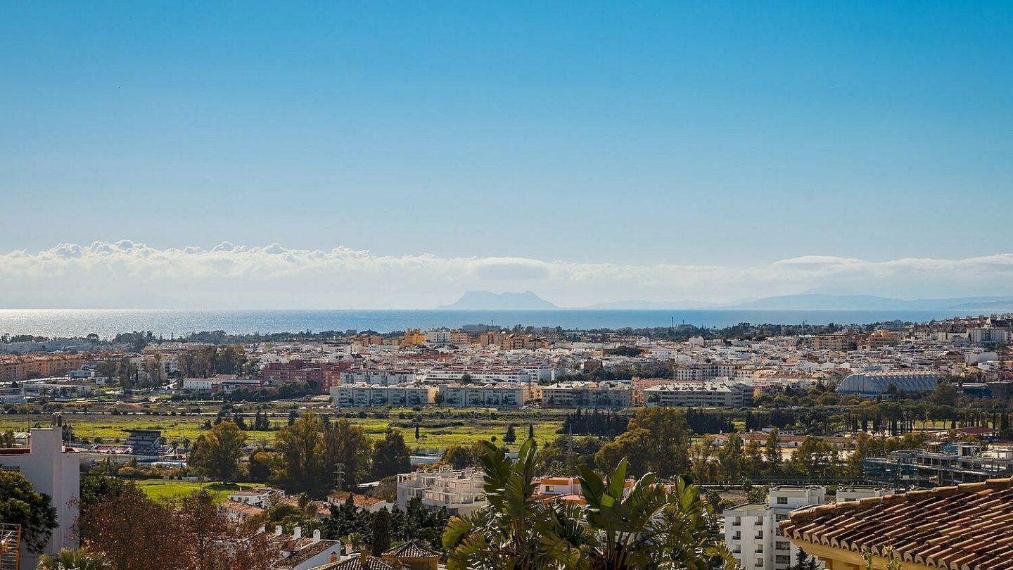 Elevated villa with panoramic sea and golf views in Nueva Andalucia, Marbella
