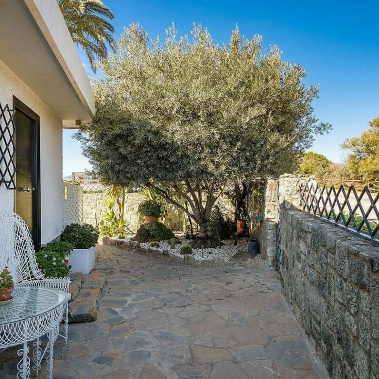 Elevated villa with panoramic sea and golf views in Nueva Andalucia, Marbella