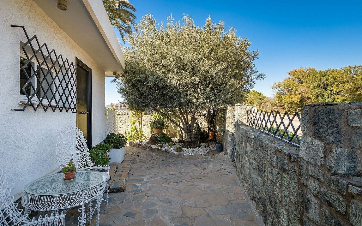 Elevated villa with panoramic sea and golf views in Nueva Andalucia, Marbella
