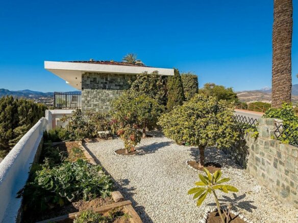 Elevated villa with panoramic sea and golf views in Nueva Andalucia, Marbella