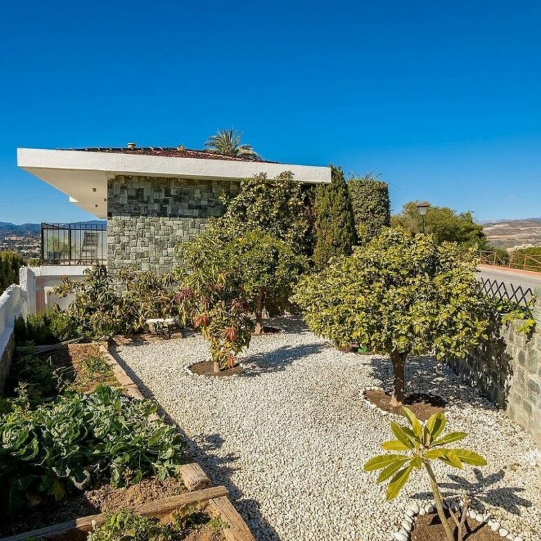 Elevated villa with panoramic sea and golf views in Nueva Andalucia, Marbella